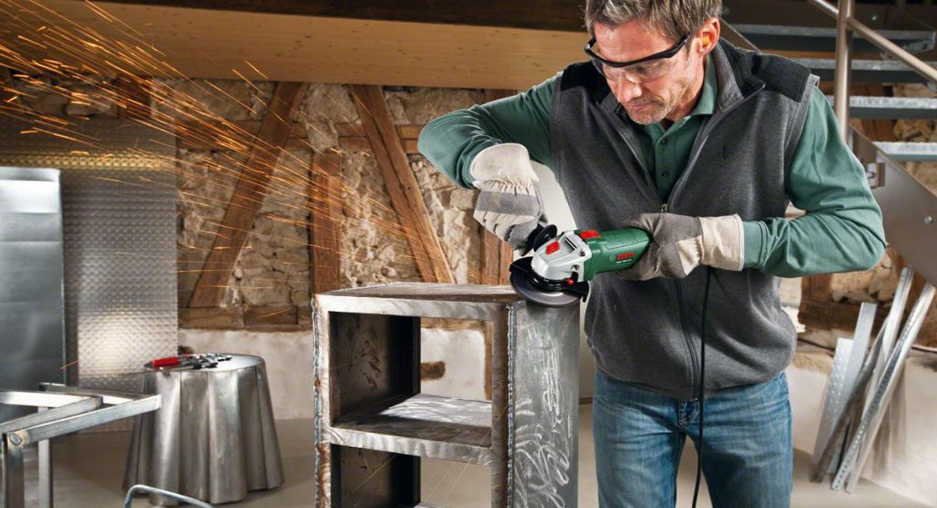 Técnico reparando amoladora Bosch