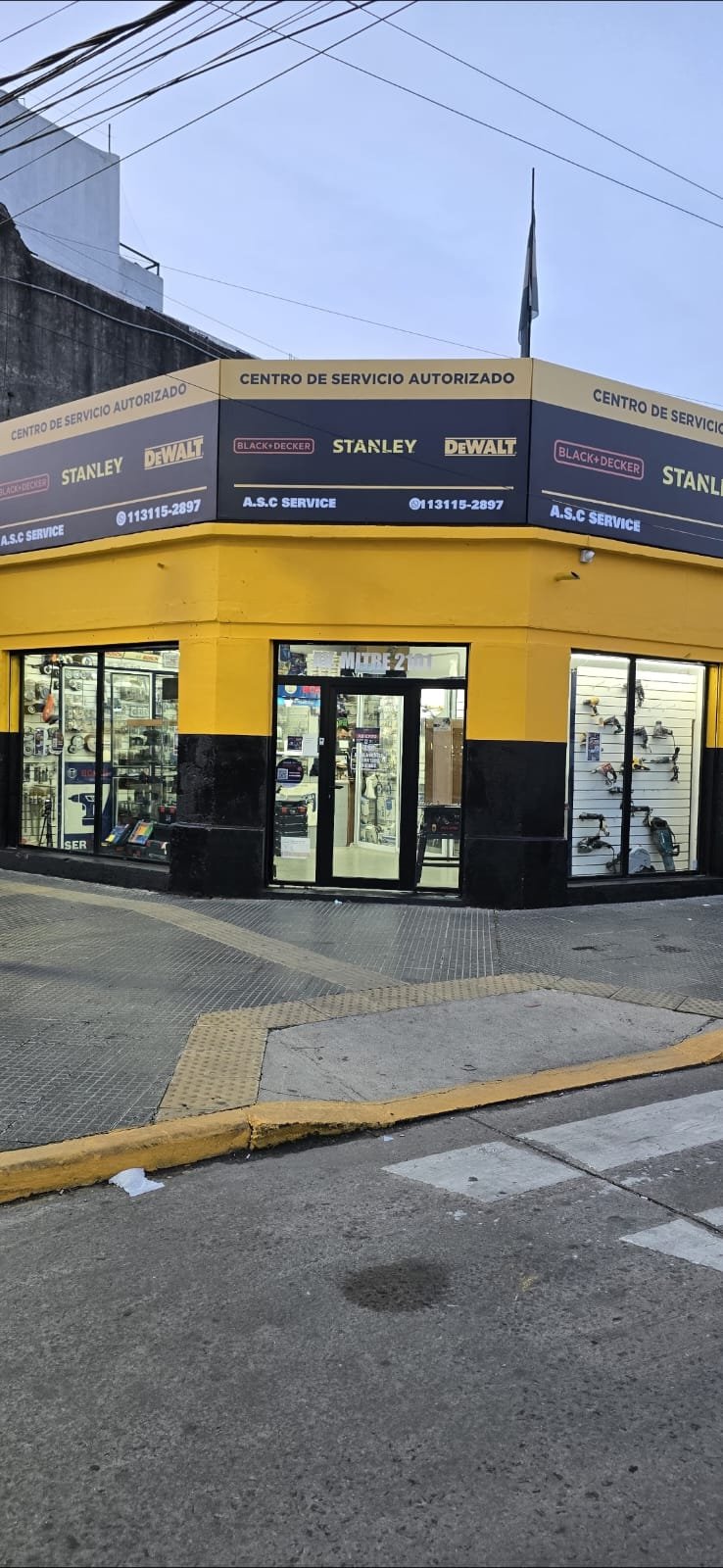 Frente del local con cartelería Centro de Servicio Autorizado